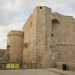 Vi accediamo attraversando un arco in tufo. Punto di partenza della muraglia a ridosso del mare  il Castello Carlo V, posto sul promontorio detto Punta Penna. La fortezza, edificata in tufo calcareo nel XVI secolo sotto il dominio spagnolo,  famosa per la leggenda del fantasma di una dama che si aggirerebbe fra le sue stanze